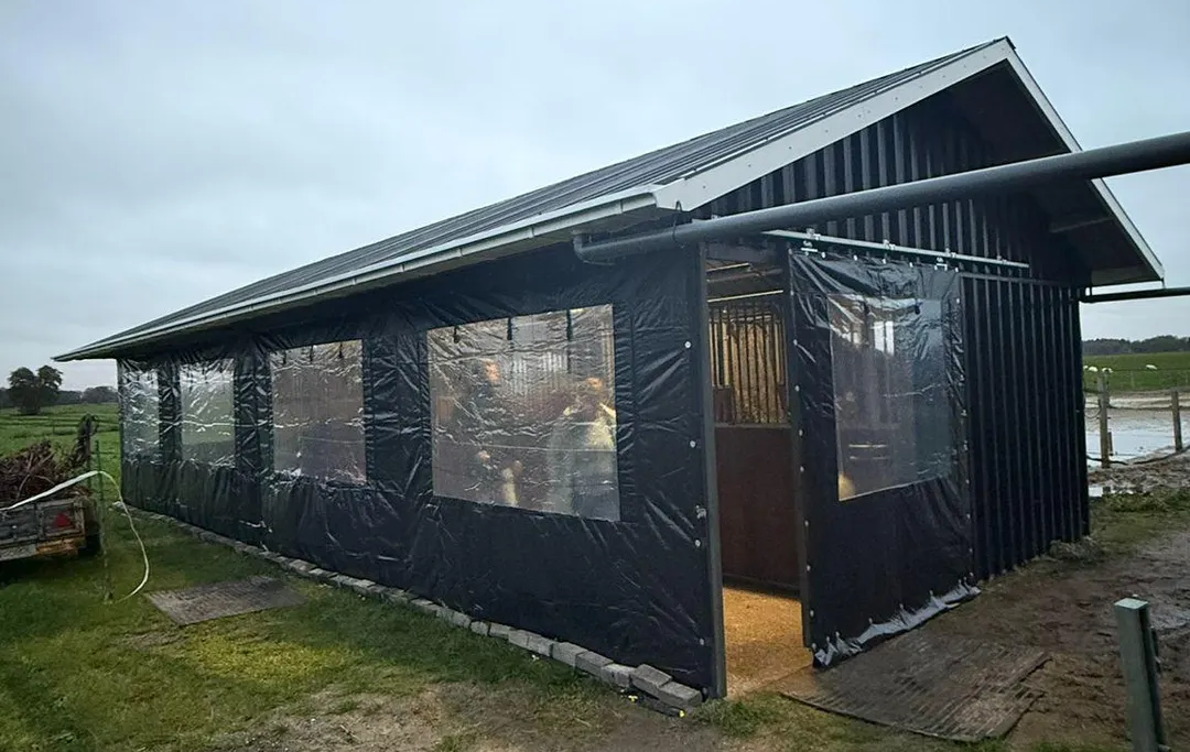 Windschutzplane für Pferdeställe